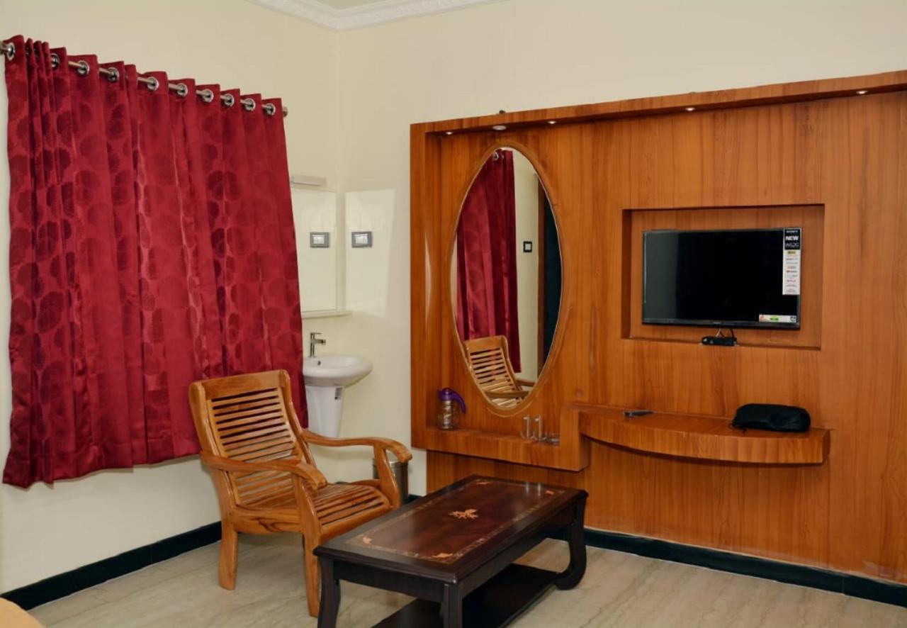 Anandha Grand Lodge Tiruchchendūr Extérieur photo